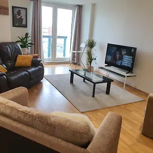 Luxurious Flat Overlooking Canay Wharf Apartment London